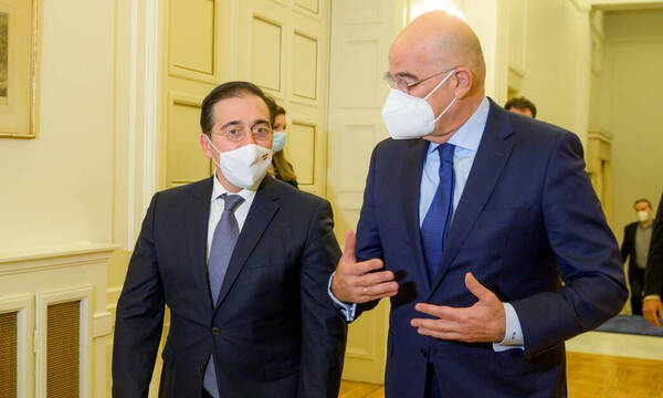 Ο Δένδιας «έσφαξε με το γάντι» τους Ισπανούς: Η ευρω-αλληλεγγύη δεν είναι α λα καρτ