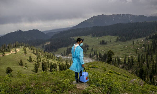 Το 2021 σε εικόνες - Η μάχη με την πανδημία