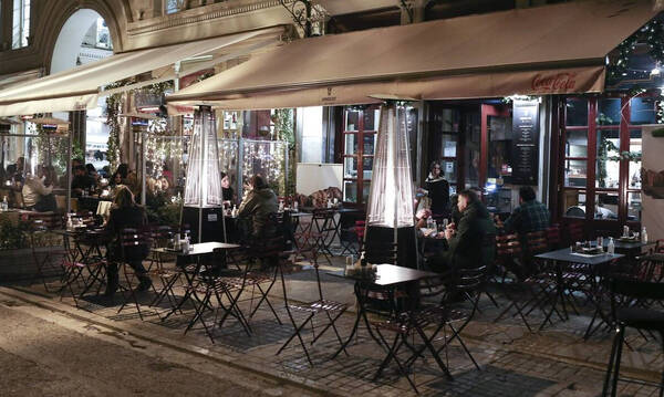 Νέα μέτρα: Κλείσιμο εστίασης νωρίτερα κι επέκταση υποχρεωτικού εμβολιασμού - Τι εξετάζει η κυβέρνηση