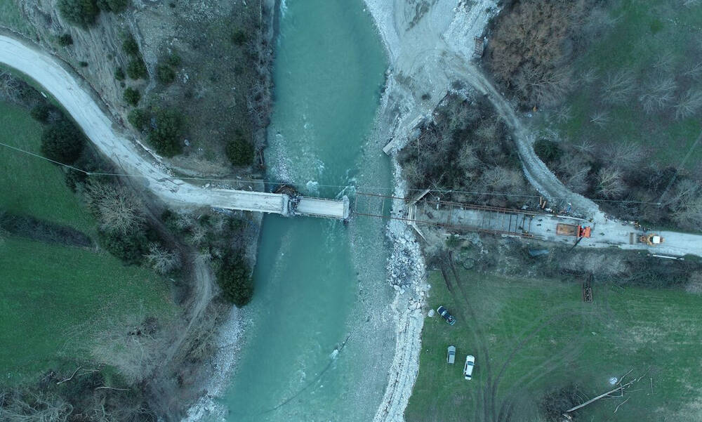 Εντυπωσιακές εικόνες από την τοποθέτηση γέφυρας στον ποταμό Άραχθο