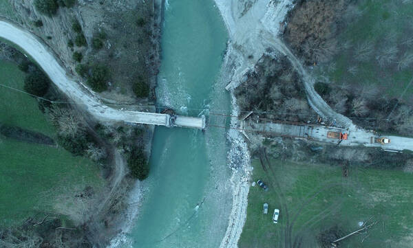 Εντυπωσιακές εικόνες από την τοποθέτηση γέφυρας στον ποταμό Άραχθο