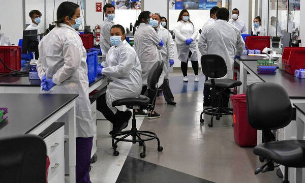 Μετάλλαξη Όμικρον: Κακά μαντάτα από πέντε μελέτες για την προστασία από εμβόλια και μονοκλωνικά