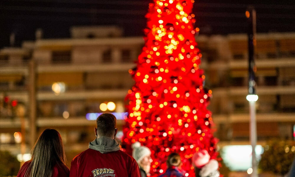  Χριστουγεννιάτικα κλικ κάτω από το κατακόκκινο δέντρο του ΣΚΡΑΤΣ στο Γαλάτσι 