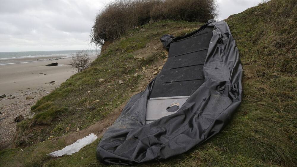 Επαναπατρίστηκαν 16 σοροί από το ναυάγιο της Μάγχης - Σπαρακτικές στιγμές στο αεροδρόμιο