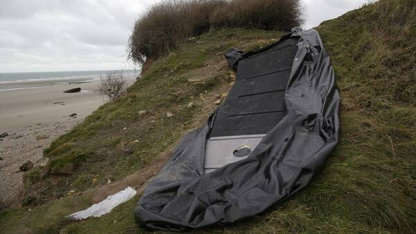 Επαναπατρίστηκαν 16 σοροί από το ναυάγιο της Μάγχης - Σπαρακτικές στιγμές στο αεροδρόμιο