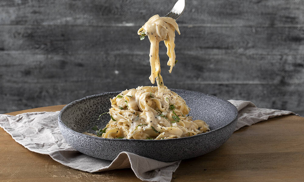 Άκης Πετρετζίκης: Σπιτικά λιγκουίνι cacio e pepe