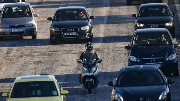 ΑΑΔΕ: Διευκρινίσεις για τα ειδοποιητήρια τελών κυκλοφορίας για οχήματα σε ακινησία