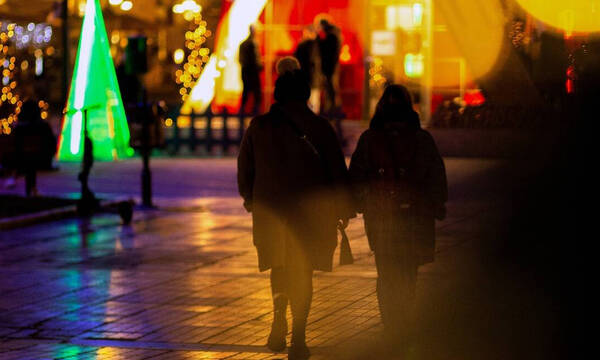 Ρεβεγιόν Πρωτοχρονιάς με μέτρα, χωρίς μουσική, αυστηρά πρόστιμα και 35.000 κρούσματα