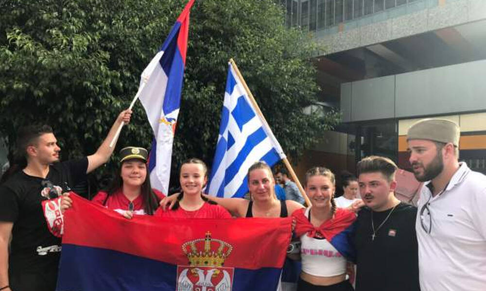 Νόβακ Τζόκοβιτς: Έλληνες και Σέρβοι χόρεψαν συρτάκι για τη δικαίωσή του (video)