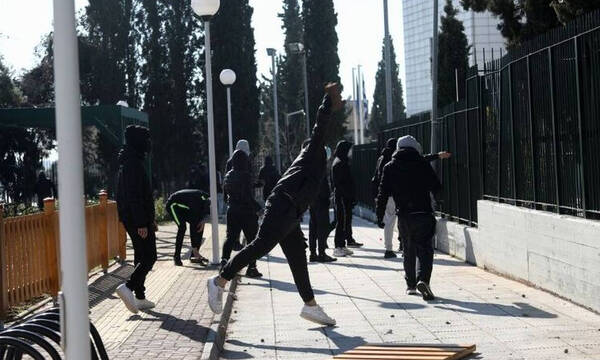 Επεισόδια στο υπουργείο Παιδείας: Μαθητές πέταξαν πέτρες σε διαμαρτυρία για τα σχολεία