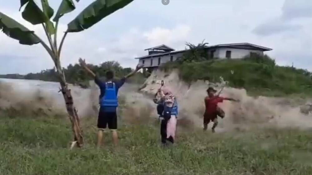 Τσουνάμι: Συγκλονιστικά πλάνα από τα κύματα και την ηφαιστειακή έκρηξη στην Τόνγκα