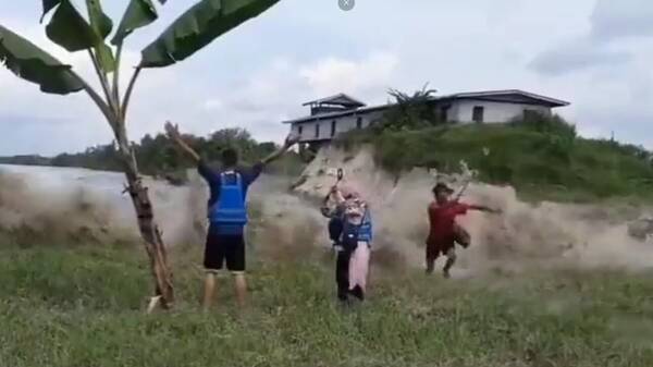 Τσουνάμι: Συγκλονιστικά πλάνα από τα κύματα και την ηφαιστειακή έκρηξη στην Τόνγκα