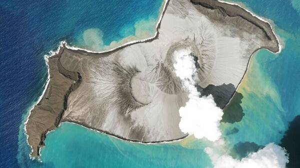 Τσουνάμι Τόνγκα: Η τέφρα μόλυνε το νερό, αποκομμένο το νησί - Σε καραντίνα η ανθρωπιστική βοήθεια