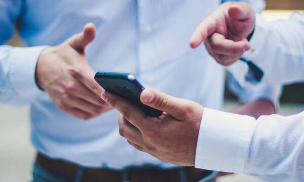 Το 2021 η ανθρωπότητα «έλιωσε» στο κινητό – Πόσες ώρες σπατάλησε ανά ημέρα μπροστά στην οθόνη