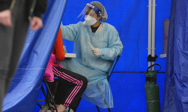 ΠΟΥ: Με την Όμικρον «είναι πιθανόν ότι η Ευρώπη πλησιάζει στο τέλος της πανδημίας