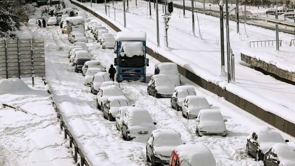 Ποιες αποζημιώσεις μπορούν να διεκδικήσουν οι επιβάτες που εγκλωβίστηκαν λόγω του χιονιά