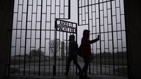 «Θυμάμαι μια γυναίκα πεσμένη στο συρματόπλεγμα» - Ένας 96χρονος επιζών του Ολοκαυτώματος θυμάται