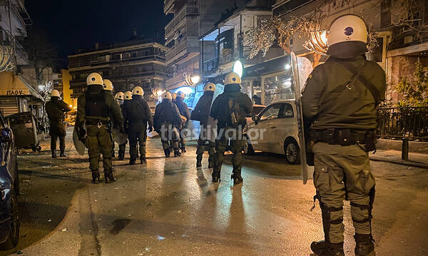 Επεισόδια οπαδών με ΜΑΤ στη Θεσσαλονίκη - Οδομαχίες και προσαγωγές (photos)