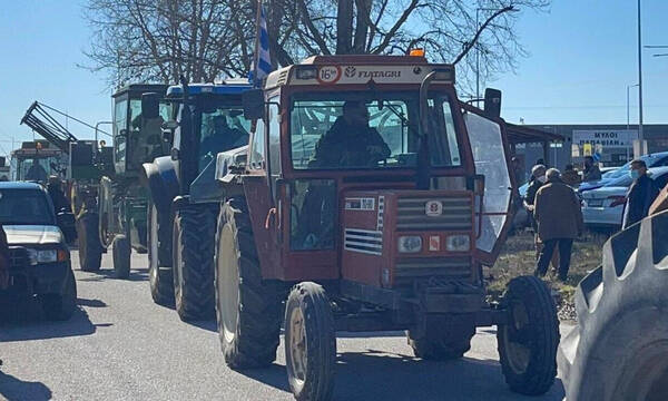 Ένταση στη Λάρισα: Οι αγρότες έτοιμοι να βγουν στην Εθνική Οδό - Διαπραγματεύσεις με την ΕΛ.ΑΣ.