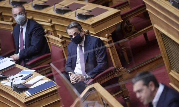 Η ακρίβεια «τρέχει» και ξεσηκώνει πολιτική θύελλα - Η θέση της κυβέρνησης και τα «πυρά» που δέχεται