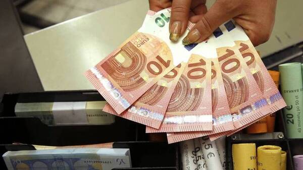 Την επιστροφή των μισθών και των συντάξεων σε τροχιά ανόδου θα σηματοδοτήσει το 2023