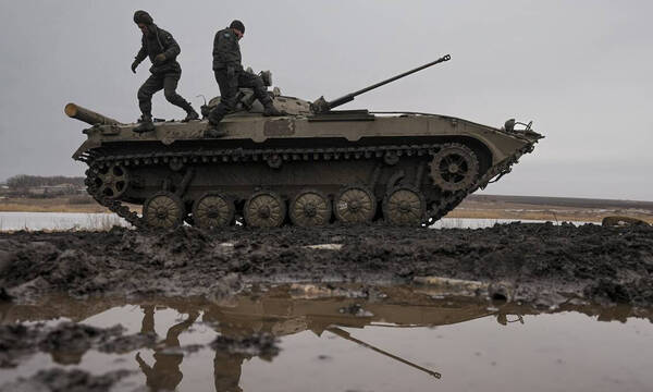 Ουκρανία: Η νύχτα μυρίζει μπαρούτι – Στα σύνορα και έτοιμος να ανοίξει πυρ ο ρωσικός στρατός