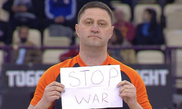 Oλυμπιακός-Aρμάνι Μιλάνο: Ο Ουκρανός διαιτητής Μπόρις Ρίζικ έστειλε αντιπολεμικό μήνυμα (photo)