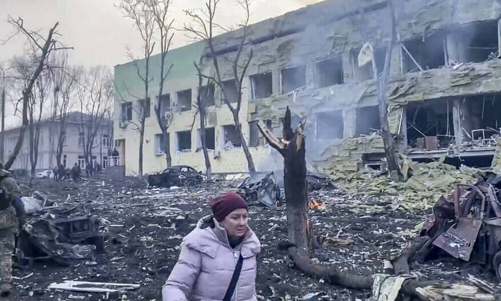 Μαριούπολη: Συγκλονιστικές εικόνες από τον βομβαρδισμό του νοσοκομείου - Φόβοι για εγκλωβισμένους