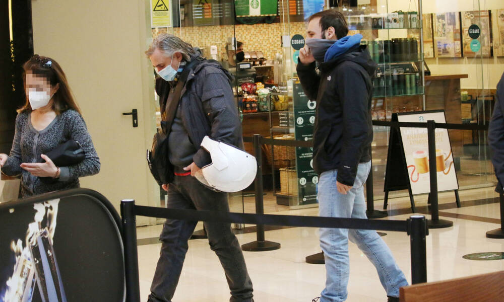 Άκης και Ορέστης Σακελλαρίου: Βόλτα για πατέρα και γιο που μοιάζουν σαν... δυο σταγόνες νερό!