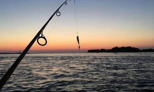 Πιτσιρικάς ψαράς έβγαλε «θηρίο» με πετονιά και έγινε Viral για απίθανο λόγο (photos+video)