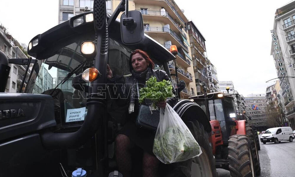 Με μαύρες σημαίες στο κέντρο της Αθήνας οι αγρότες: Ψίχουλα αυτά που μας έδωσε η κυβέρνηση