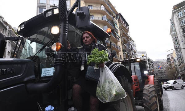 Με μαύρες σημαίες στο κέντρο της Αθήνας οι αγρότες: Ψίχουλα αυτά που μας έδωσε η κυβέρνηση