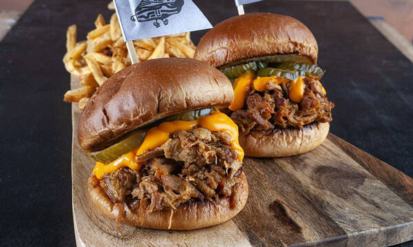 Άκης Πετρετζίκης: Pulled pork στη χύτρα ταχύτητας