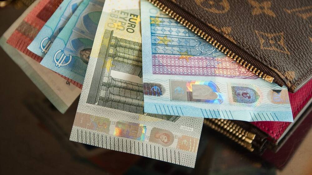 Επίδομα 200 ευρώ: Ποιοι το δικαιούνται και πότε θα δουν χρήματα στο λογαριασμό τους