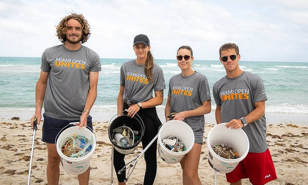 Τένις: Καθάρισε παραλία στο Μαϊάμι ο Τσιτσιπάς με Σβάρτσμαν, Πλίσκοβα και Κορνέ (photos)