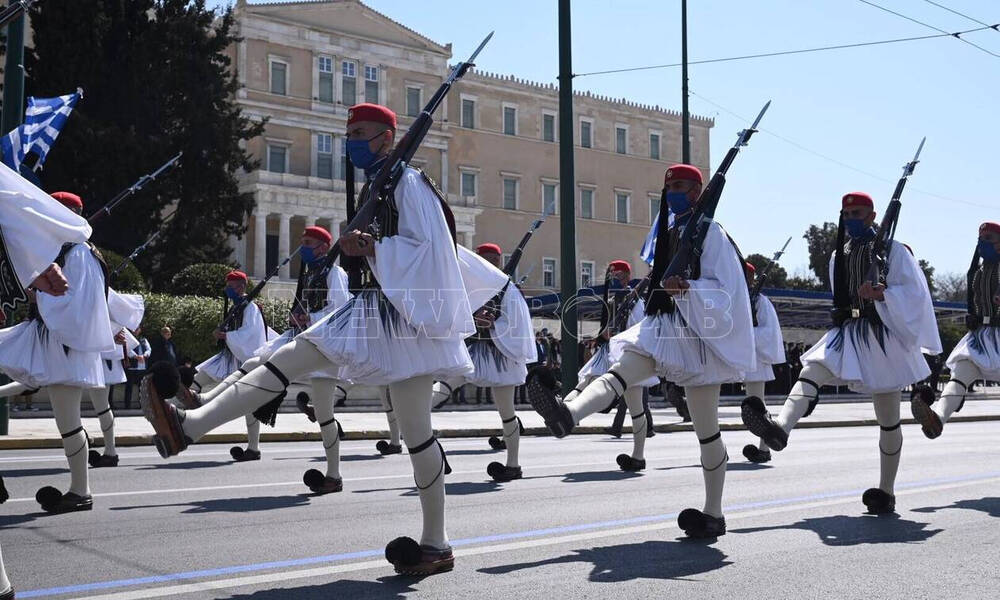 25η Μαρτίου: Συγκίνηση και περηφάνεια στην παρέλαση της Αθήνας - Εντυπωσίασαν οι Ένοπλες Δυνάμεις