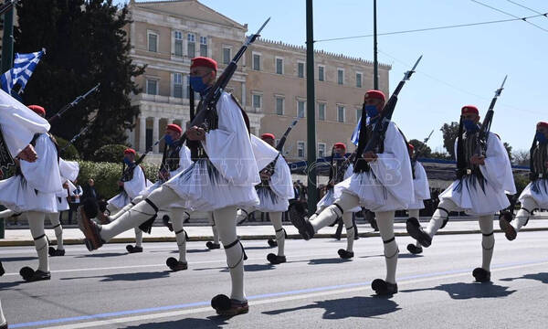 25η Μαρτίου: Συγκίνηση και περηφάνεια στην παρέλαση της Αθήνας - Εντυπωσίασαν οι Ένοπλες Δυνάμεις