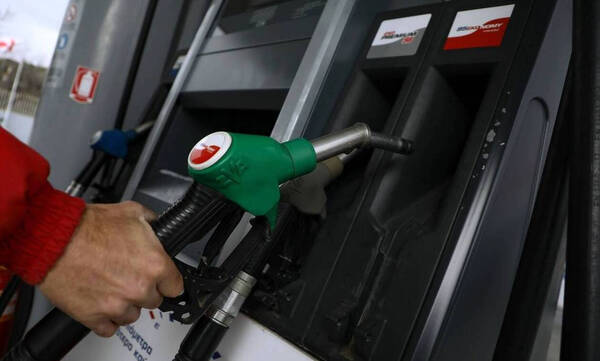 Προσωρινή μείωση των φόρων σε καύσιμα και ενέργεια ζητούν Κομισιόν και Ευρωβουλή