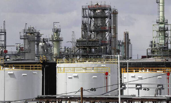 Υποχωρούν περισσότερο από 5% οι διεθνείς τιμές του πετρελαίου