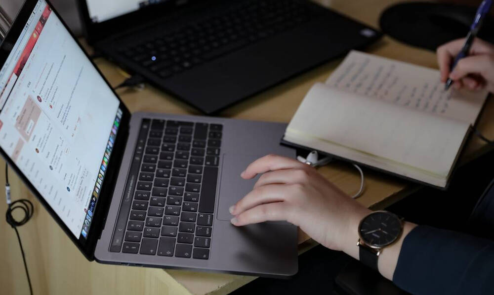 Τηλεργασία: Τέλος για Δημόσιο και ιδιωτικό τομέα – Τι θα ισχύσει για ευπαθείς ομάδες