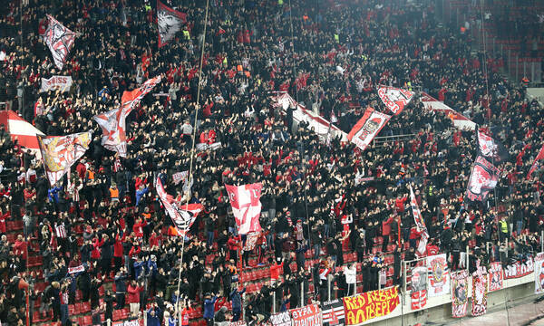 Ολυμπιακός: Οπαδοί της Θύρας 7 στην προπόνηση - «Γκάζια» σε παίκτες και Μαρτίνς