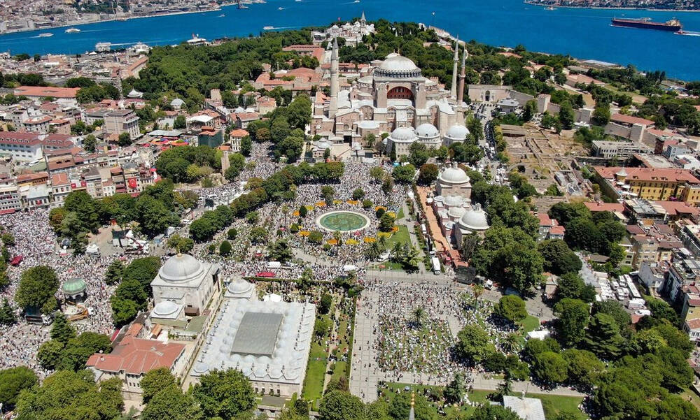 Oύτε Ιερό, ούτε Όσιο - Κατέστρεψαν την Αυτοκρατορική Πύλη της Αγιάς Σοφιάς