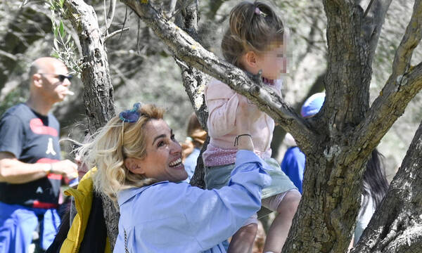 Τζένη Μπότση: Παιχνίδια με την κόρη της στην ύπαιθρο! Μοναδικά στιγμιότυπα!