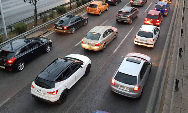 Κίνηση: Ξεκίνησε η επιστροφή των εκδρομέων – Καθυστερήσεις και στις δύο εθνικές οδούς