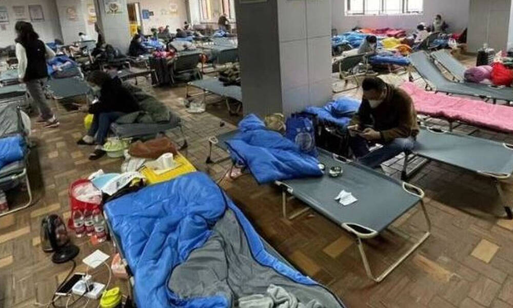 Σανγκάη: Εικόνες ντροπής στα αυτοσχέδια κέντρα καραντίνας - «Σώστε τη γιαγιά μου»
