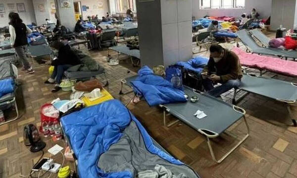 Σανγκάη: Εικόνες ντροπής στα αυτοσχέδια κέντρα καραντίνας - «Σώστε τη γιαγιά μου»