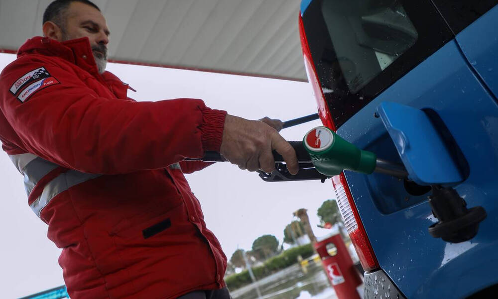 Επίδομα βενζίνης: «Βροχή» οι αιτήσεις για το Fuel Pass - Ξεπέρασαν τις 100.000 σε λίγες ώρες