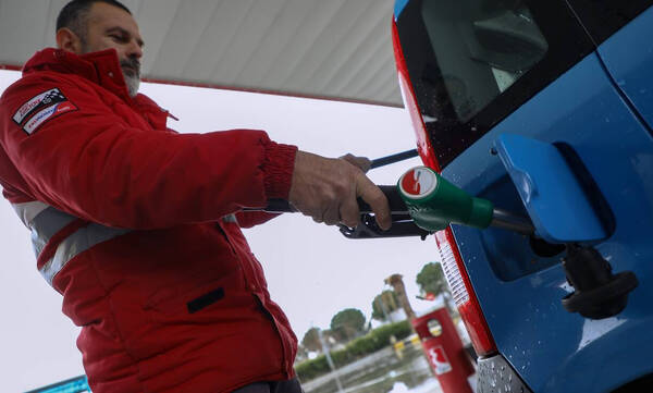 Επίδομα βενζίνης: «Βροχή» οι αιτήσεις για το Fuel Pass - Ξεπέρασαν τις 100.000 σε λίγες ώρες