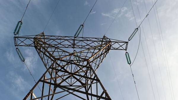 Μέτρα για το ρεύμα: Τα «ψιλά γράμματα» και οι «κόφτες» για το επίδομα έως 600 ευρώ