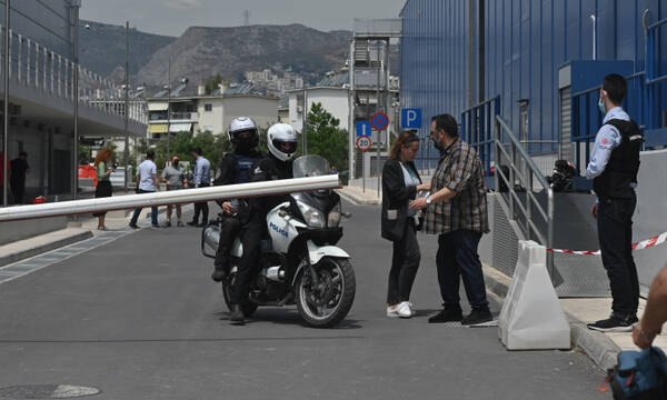 Οδηγός παρενοχλούσε κοπέλα και έπεσε με το αμάξι σε βιτρίνα εμπορικού κέντρου (video)